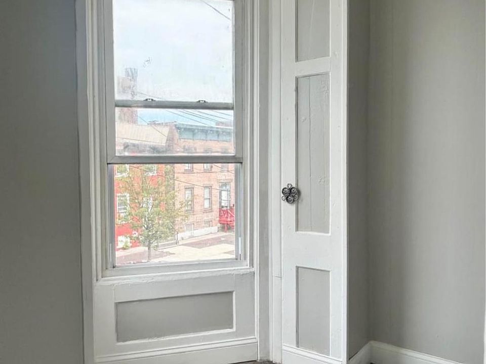 1st image of 400 1st St Unit 2