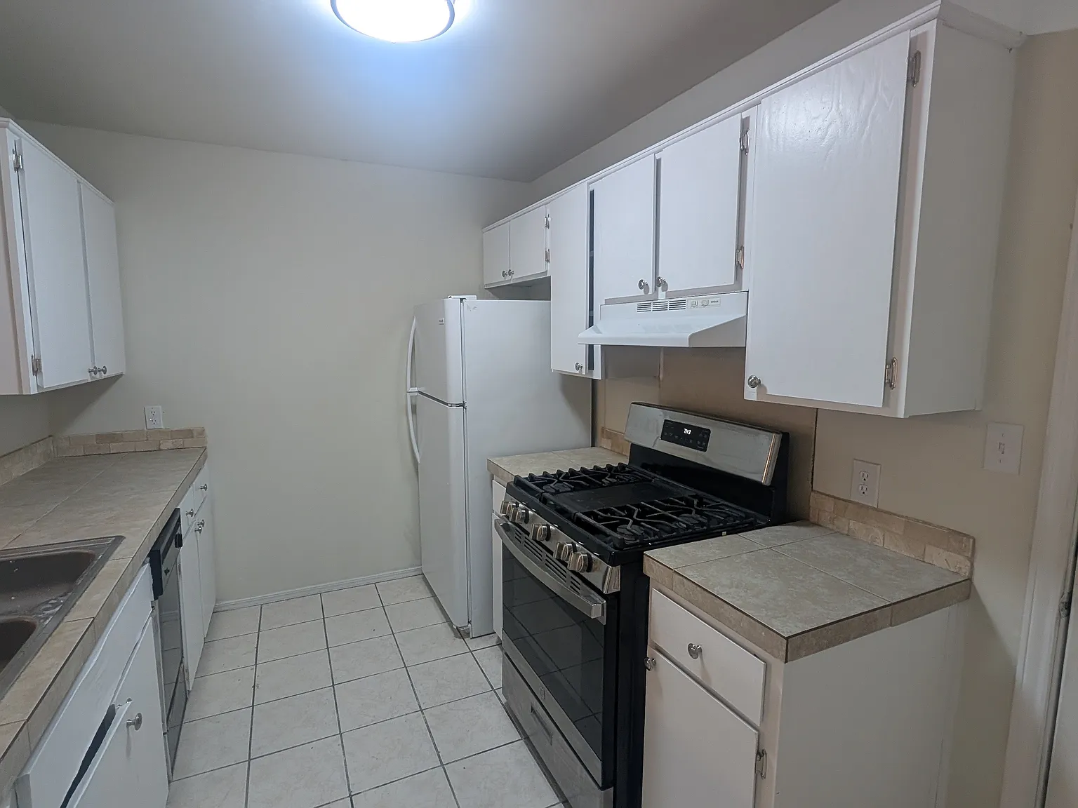2 bed, 1.5 bath, 832 sqft, $895 — Photo 3