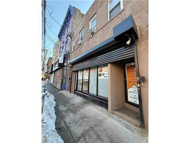 Building Photo - 644 Bay St