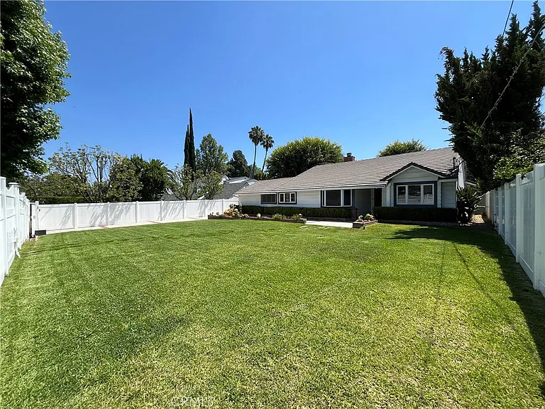 5710 Jumilla Ave — Photo 2