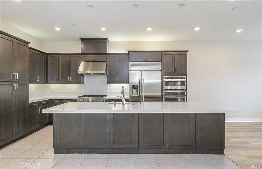 3 bed, 2.5 bath, 1979 sqft, $5,000 — Photo 2