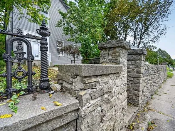 716 King St W, Prescott, ON K0E 1T0