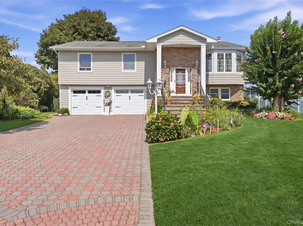 121 Drake Court, West Islip, NY 11795