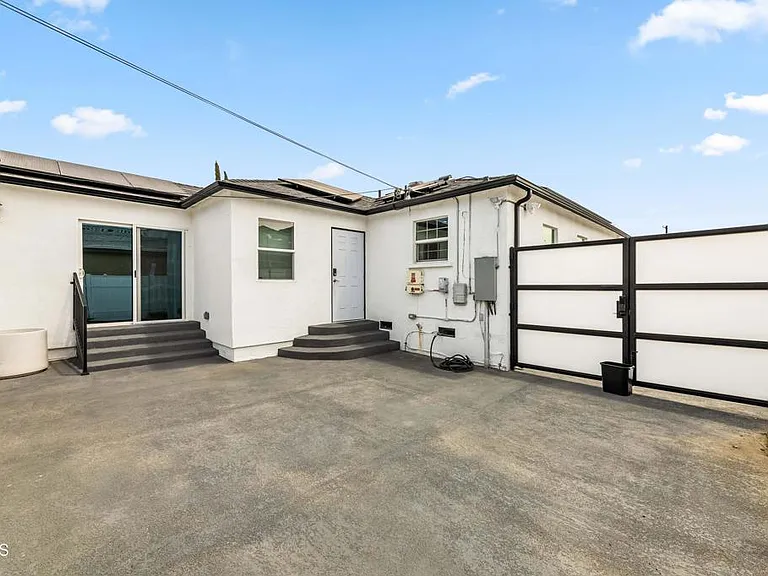 7637 Radford Ave — Photo 33
