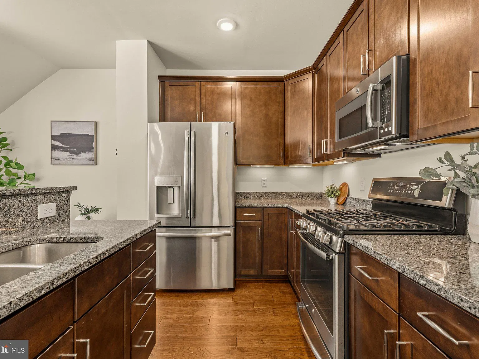 3 bed, 2.5 bath, 1707 sqft, $3,200 — Photo 2