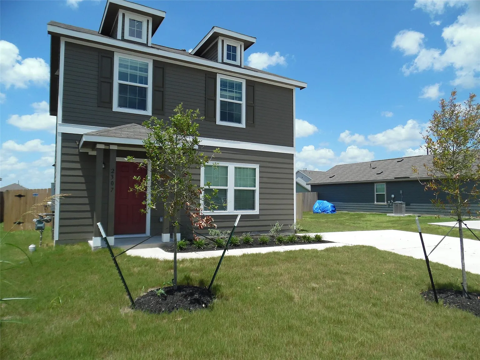 3 bed, 2.5 bath, 1427 sqft, $1,645 — Photo 3