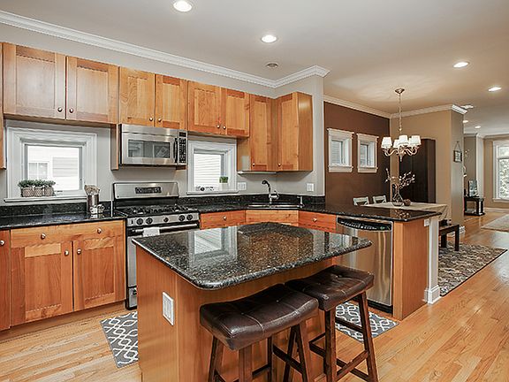 5th image of 3836 N Janssen Ave Unit 2