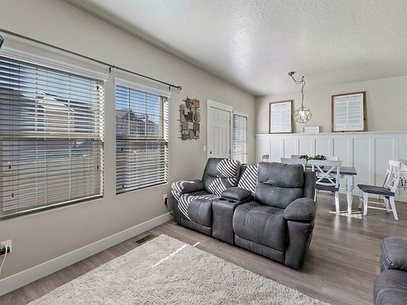 3rd image of 1619 N Venetian Way