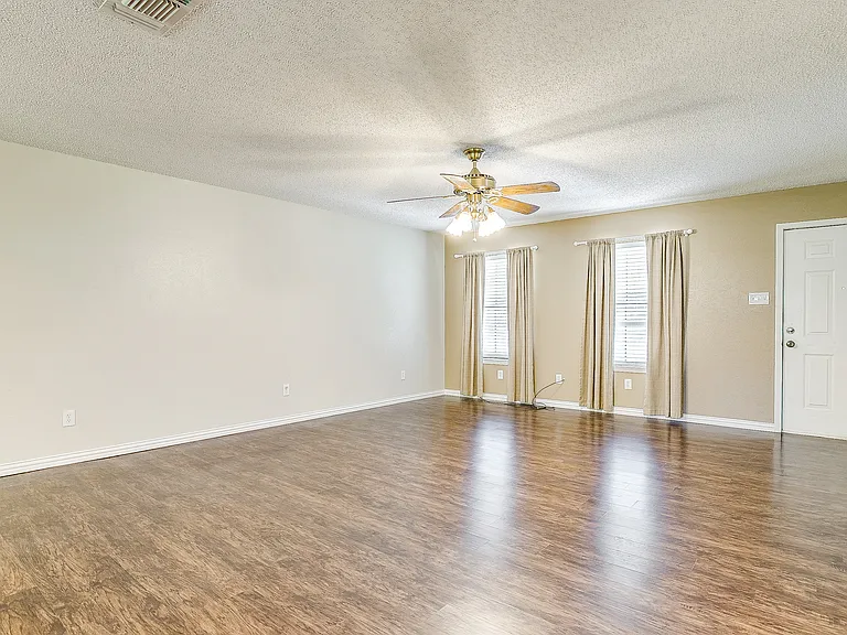 1104 Sproles Dr — Photo 7