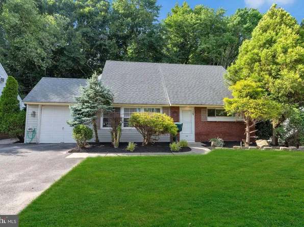 129 Village Ln, Levittown, PA 19054