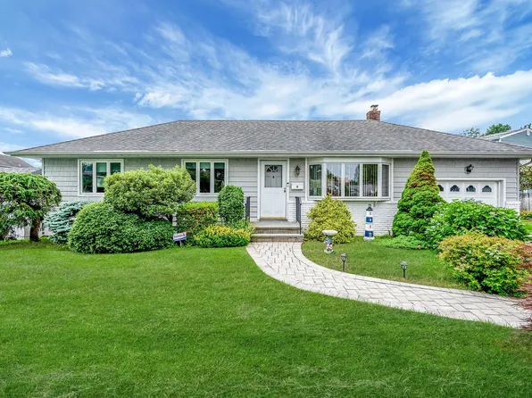 4 Firtree Lane, Huntington Station, NY 11746