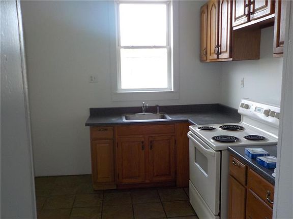3rd image of 645-47 Bell St