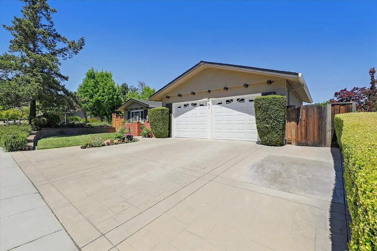 4 bed, 1949 sqft, $6,350 — Photo 1
