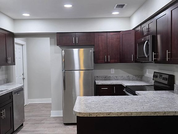 3rd image of 25829 Westmoreland St