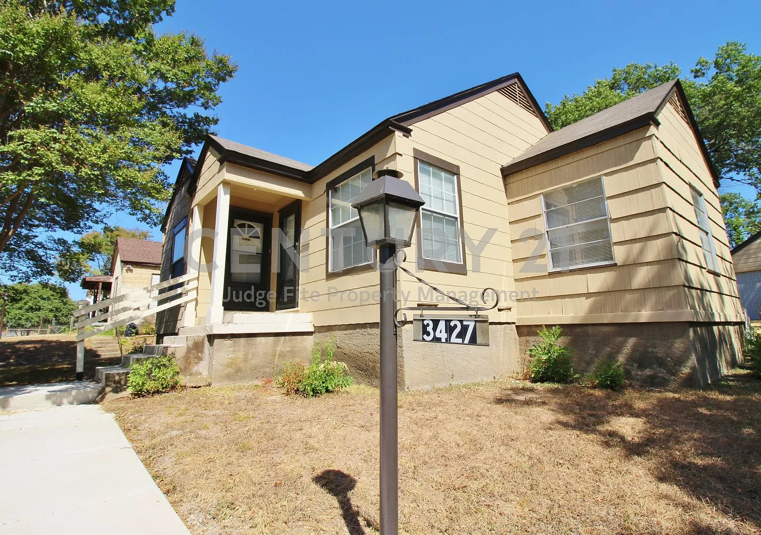 Charming Remodeled 2/1 Home in Dallas For Rent! — Photo 2