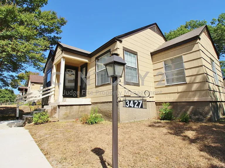 3427 Kinmore St — Photo 2