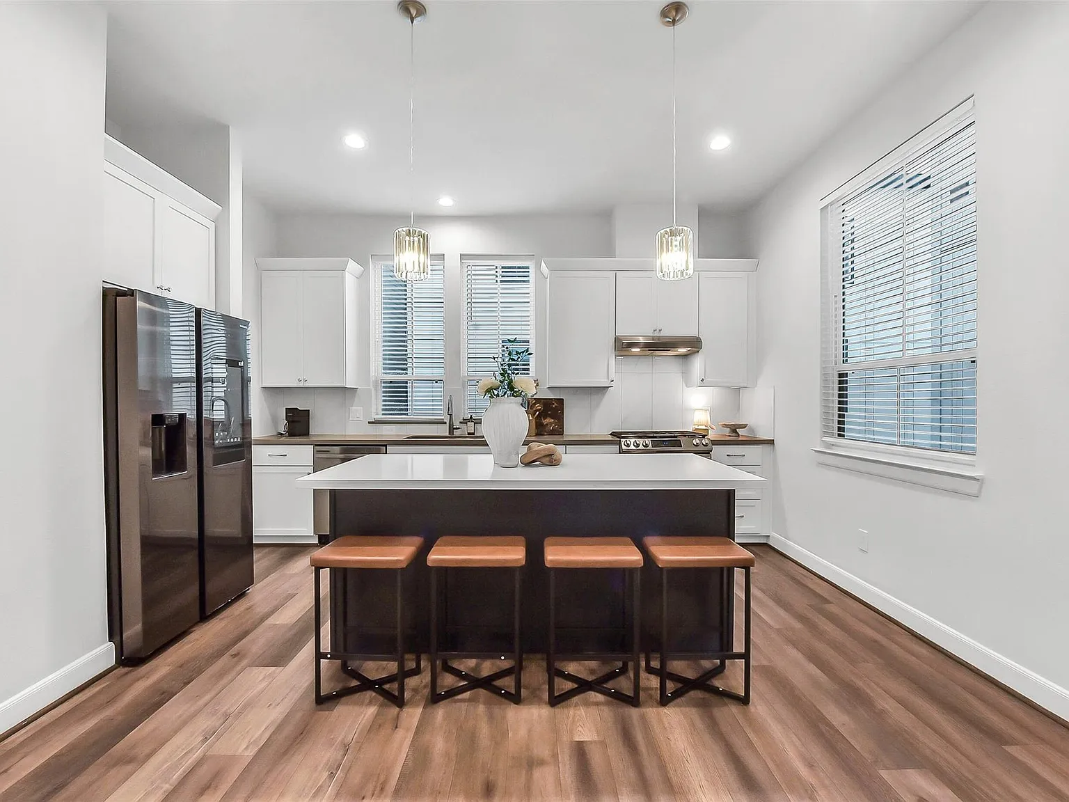 3 bed, 3.5 bath, 1735 sqft, $2,800 — Photo 3