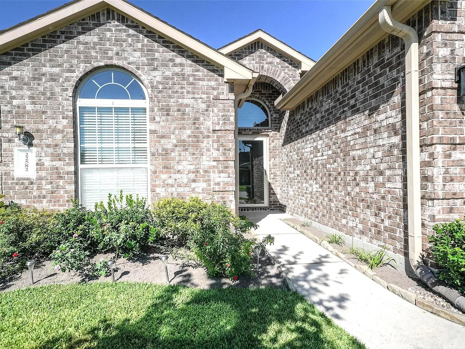 3 bed, 2.0 bath, 1649 sqft, $2,100 — Photo 2