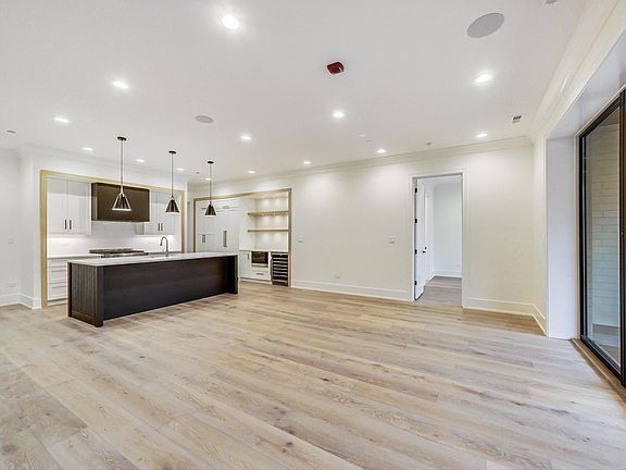5th image of 4920 N Lincoln Ave #2S
