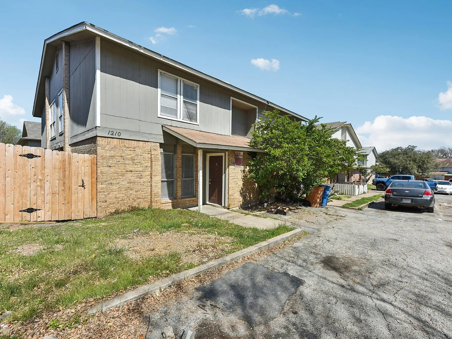 2 bed, 1.5 bath, 982 sqft, $1,250 — Photo 1