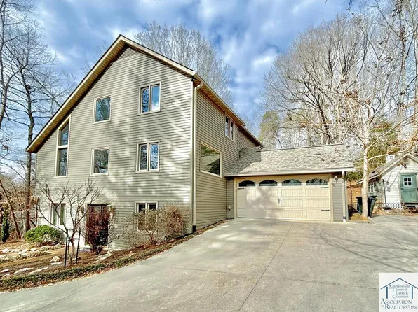 1107 Country Club Dr, Martinsville, VA 24112