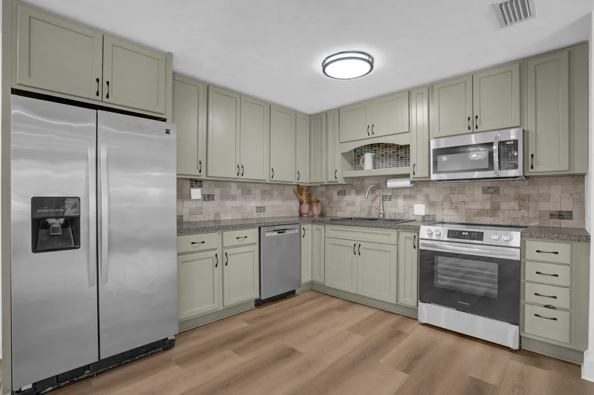 all stainless steel appliances - 1633 John Anderson Dr