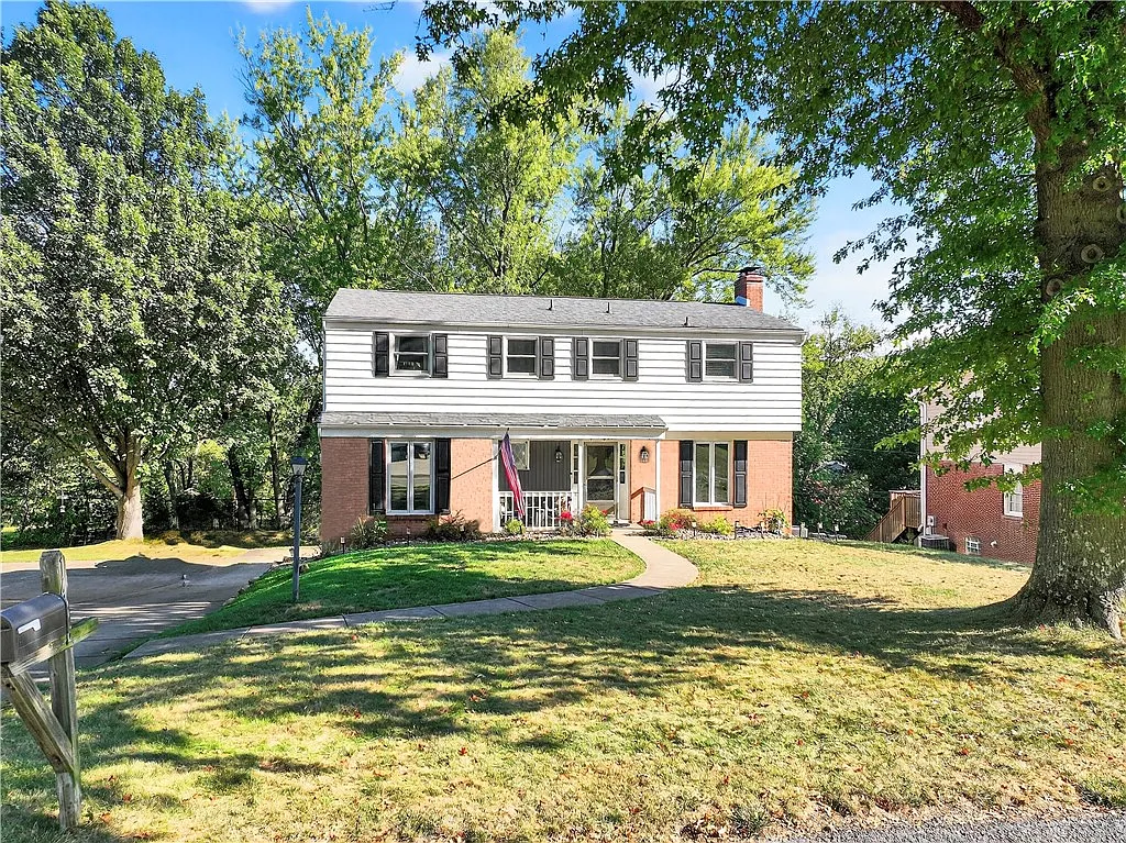 1481 Parkview Dr photo 1