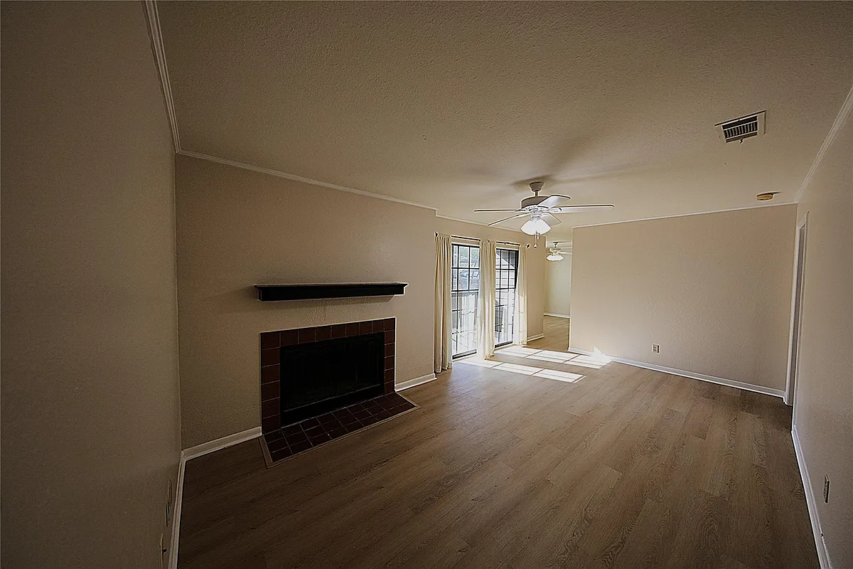 Building Photo - 1510 W North Loop Blvd #412