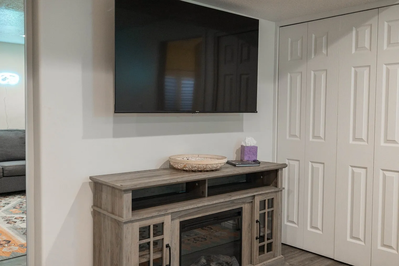 5 bed, 3.0 bath, 699 sqft, $9,015 — Photo 2