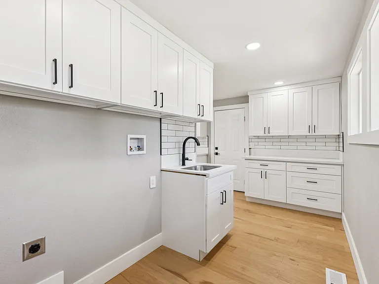 1079 Westwood Dr — Photo 4