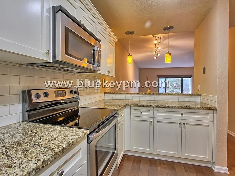 1320 SW Hall St #102 — Photo 8