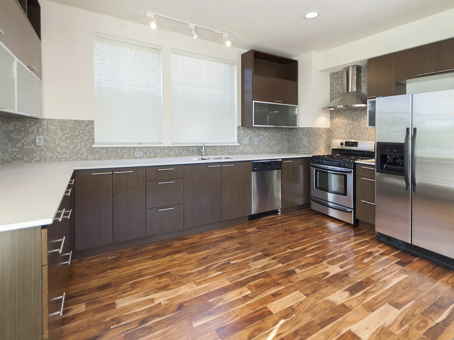 2 bed, 2.5 bath, 1240 sqft, $3,500 — Photo 4