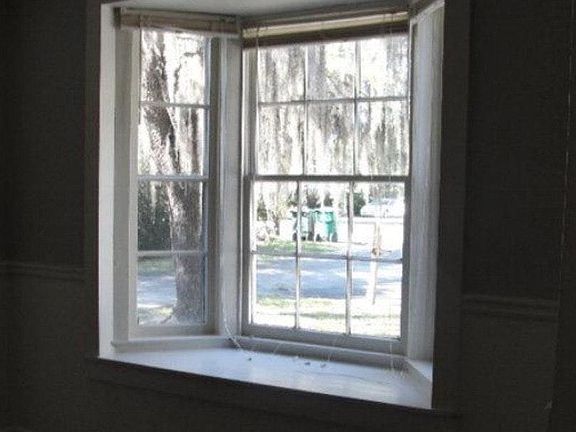 4th image of 1015 W Alden Ave