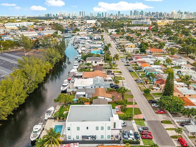 See proximity to Calle Ocho, Coral Gables & Downtown Miami. Very central