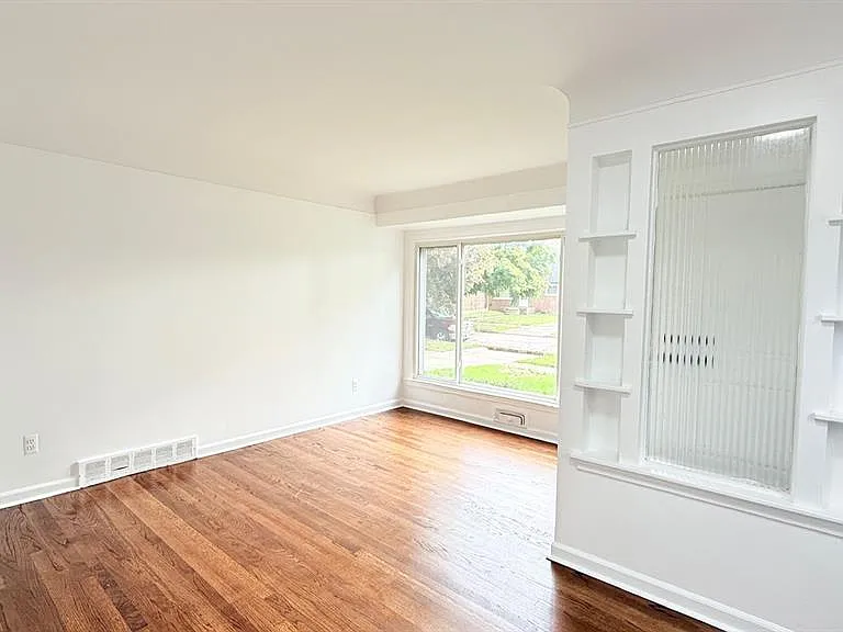 311 Amherst St — Photo 10