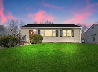 95 La Venta Dr, Florissant, MO 63031