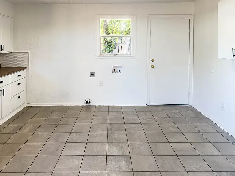 Kitchen with laundry hookup