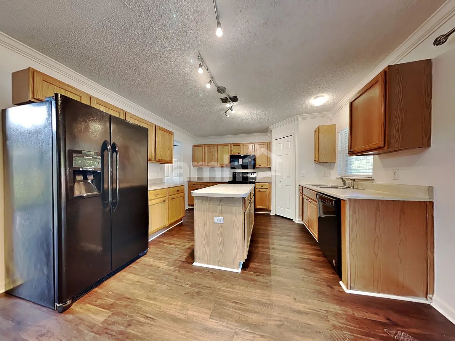 3 bed, 2.5 bath, 2392 sqft, $2,425 — Photo 3