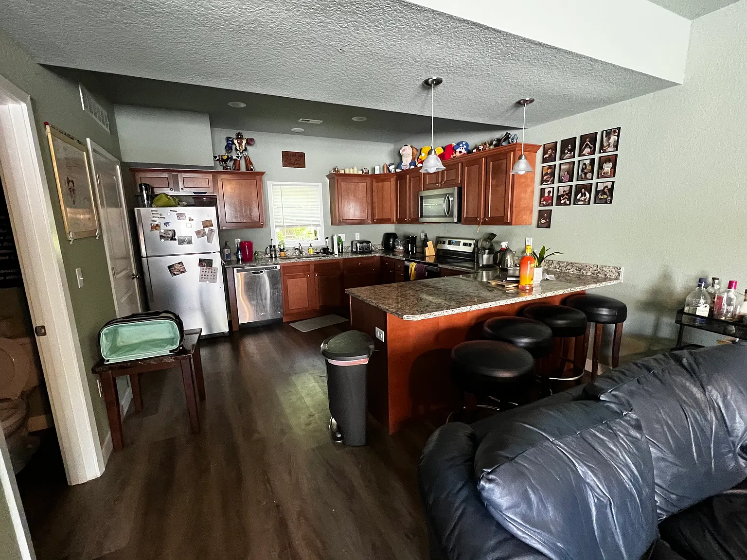 4 bed, 2500 sqft, $2,400 — Photo 2