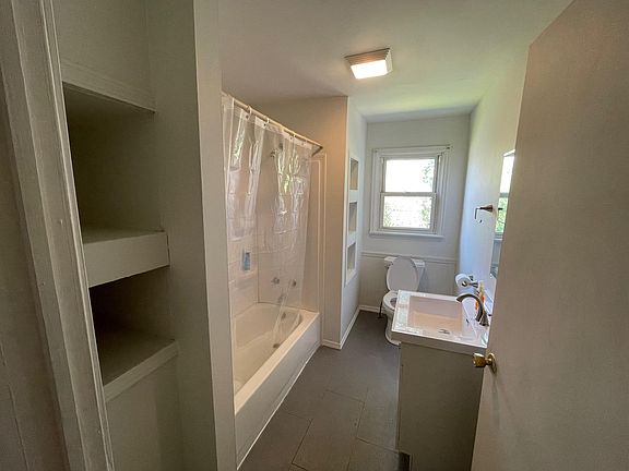 4th image of 616 N Greenwood St #1