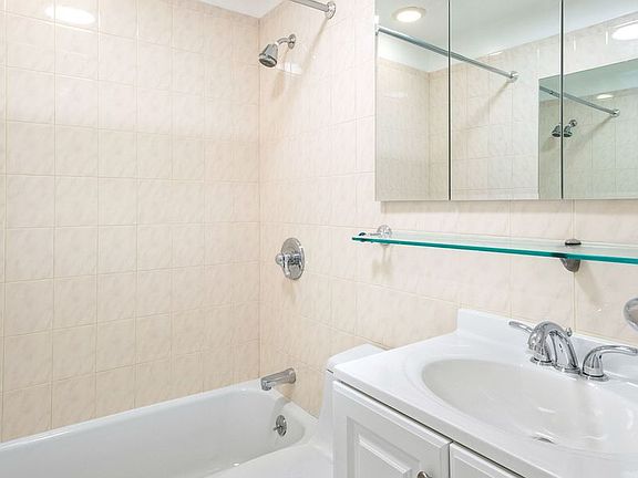 5th image of 230 E 52nd St APT 4E