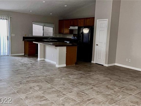 3rd image of 410 Dune Ridge Ave