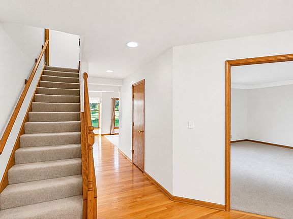 5th image of 537 W Comstock Ave