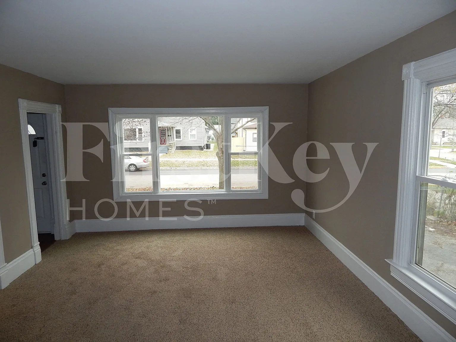 4 bed, 1.0 bath, 1289 sqft, $2,065 — Photo 2