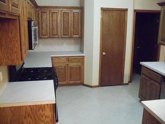 3rd image of 609 SW 155th Pl