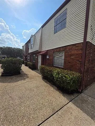2 bed, 1.5 bath, 1050 sqft, $1,700 — Photo 1