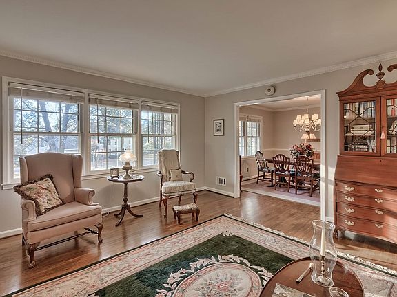 5th image of 233 Park Shore Dr W