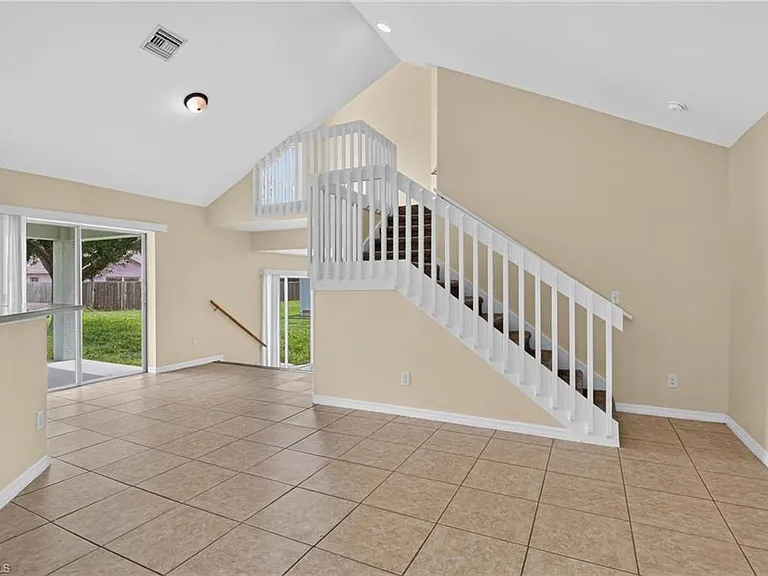 523 SE 25th Ln — Photo 5