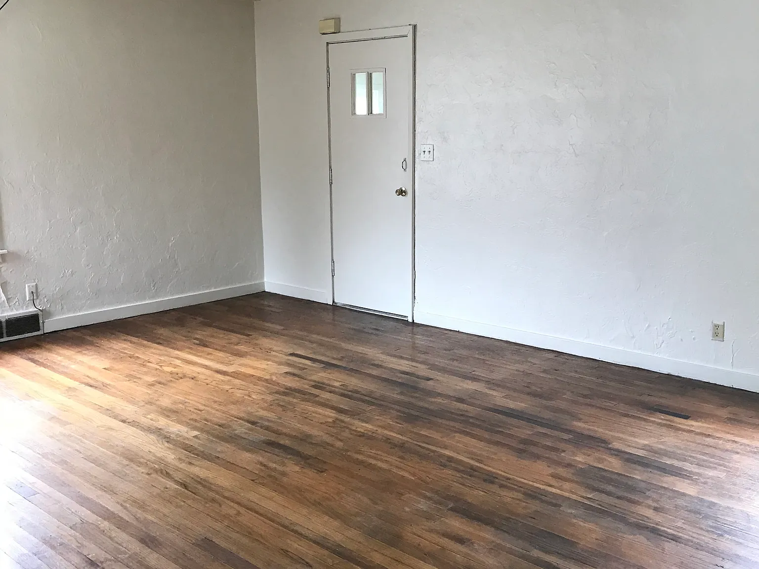 3 bed, 1.0 bath, 1350 sqft, $1,875 — Photo 4