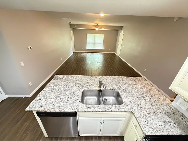 2615 Fair Oaks Dr — Photo 5
